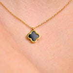 Nahaufnahme Black Clover Kette aus 316L Edelstahl mit 18k Gold-Veredlung