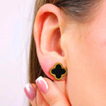 Schwarze Clover Ohrstecker aus 316L Edelstahl mit 18k Gold-Veredlung