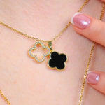 Nahaufnahme Black Deluxe Clover Kette aus 316L Edelstahl mit 18k Gold-Veredlung und hochwertigen Zirkonia-Steinen