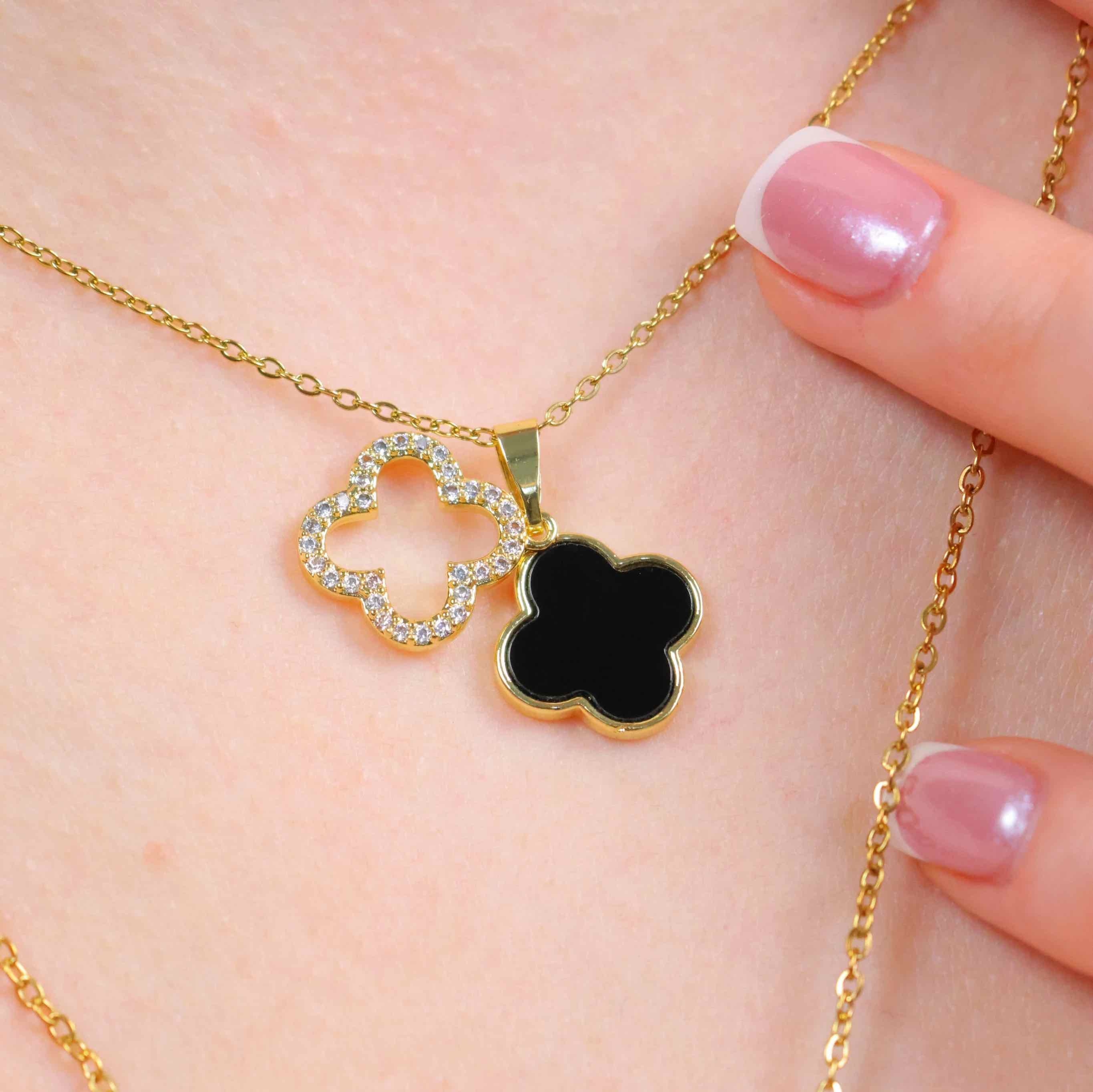 Nahaufnahme Black Deluxe Clover Kette aus 316L Edelstahl mit 18k Gold-Veredlung und hochwertigen Zirkonia-Steinen