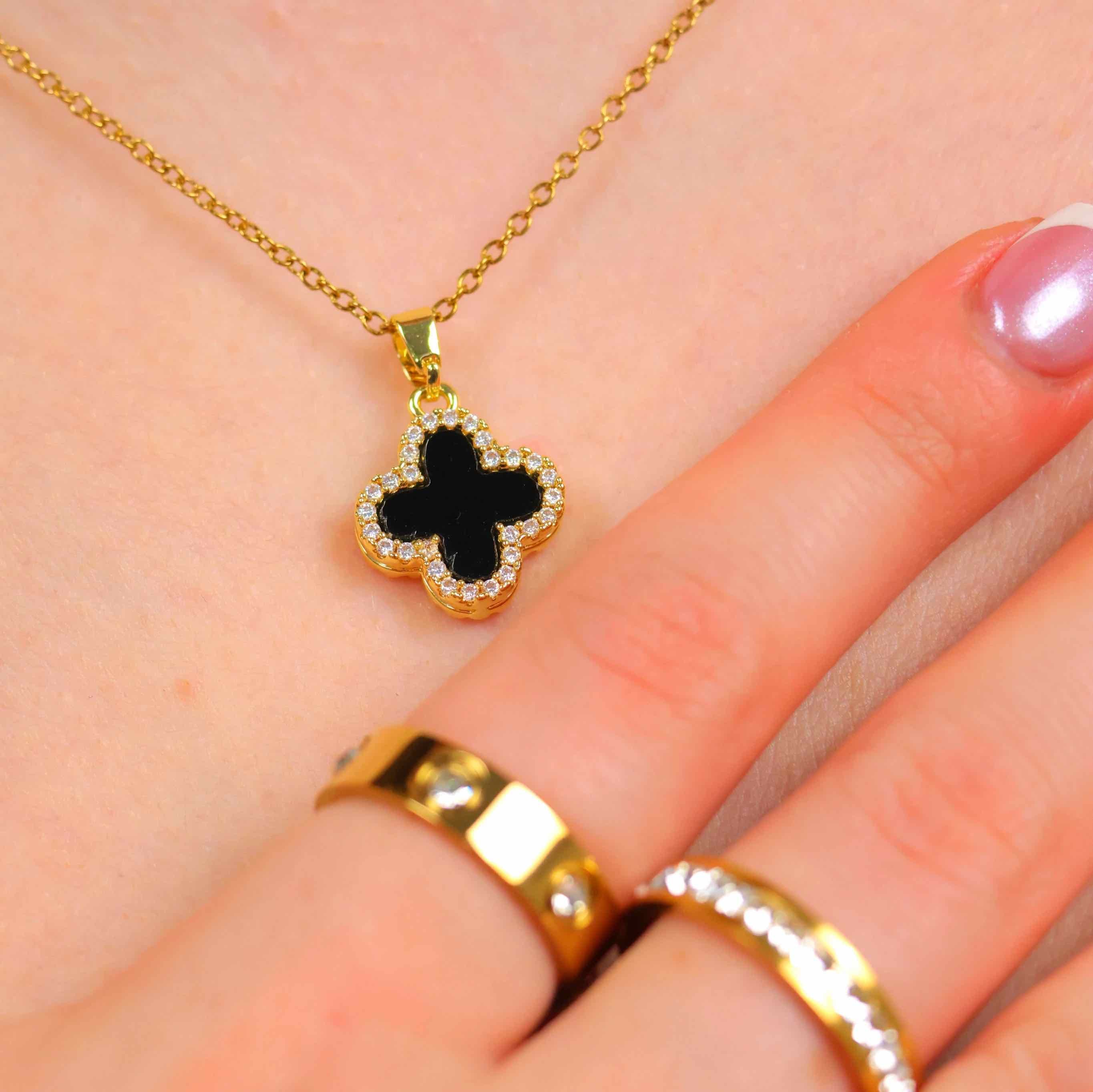 Nahaufnahme Doppelseitige Diamond Clover Kette aus 316L Edelstahl mit 18k Gold-Legierung und hochwertigen Zirkonia-Steinen