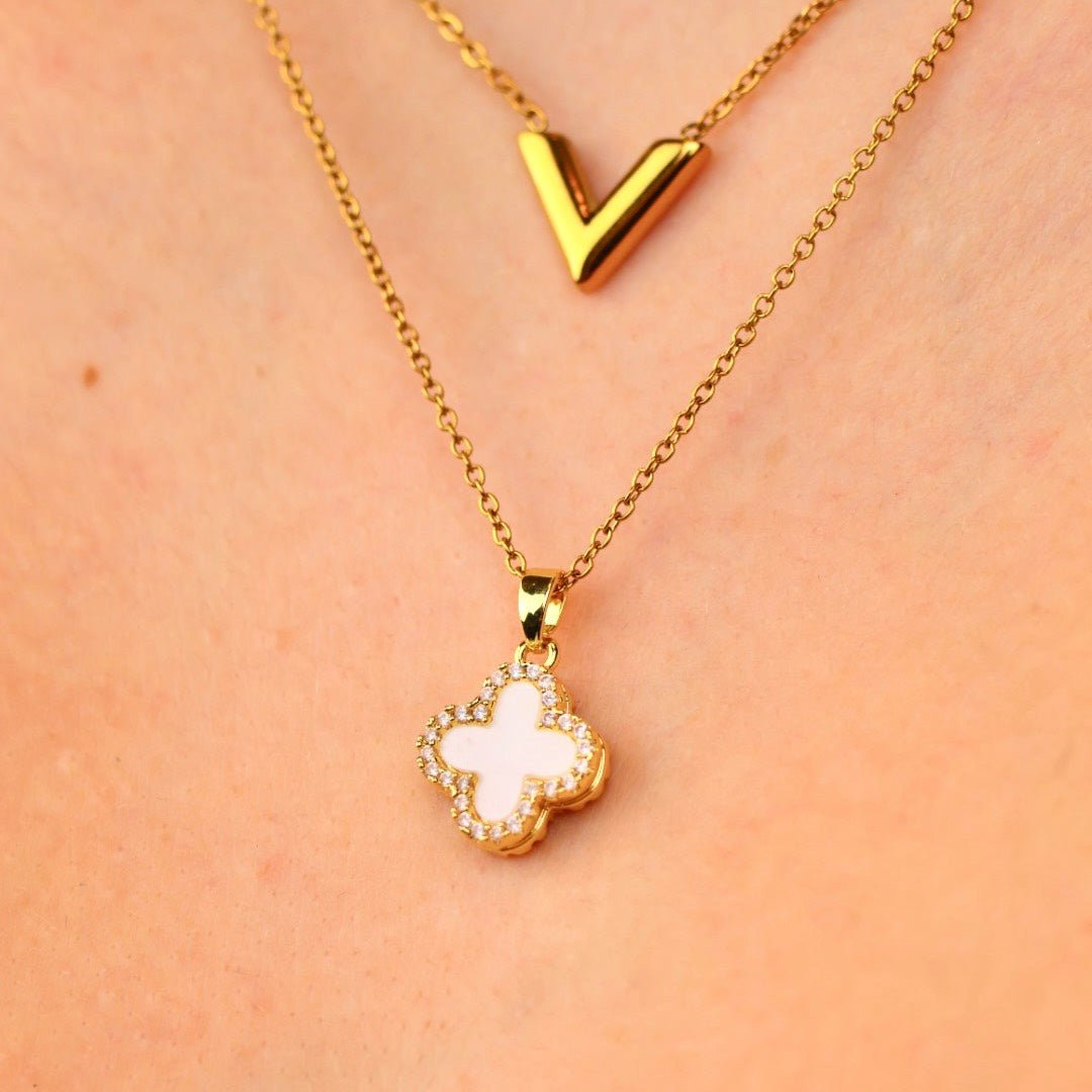Elegante doppelseitige Clover Kette aus Edelstahl mit 18k Weißgold-Beschichtung und glänzenden Zirkonia Details