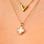 Elegante doppelseitige Clover Kette aus Edelstahl mit 18k Weißgold-Beschichtung und glänzenden Zirkonia Details