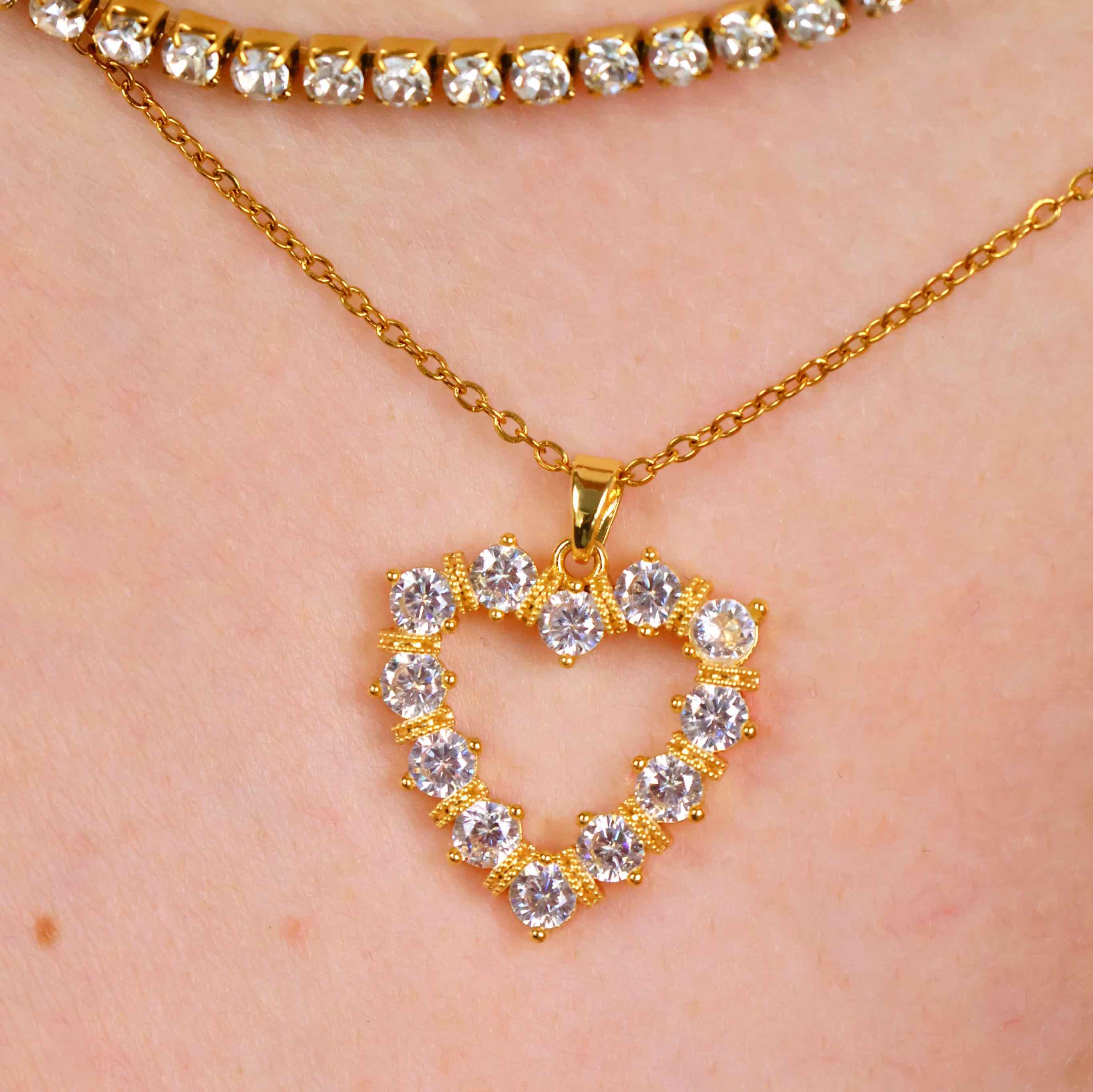 Nahaufnahme Diamond Herz Kette mit großen, hochwertigen Zirkonia Diamanten aus 316L Edelstahl mit 18k Gold-Legierung