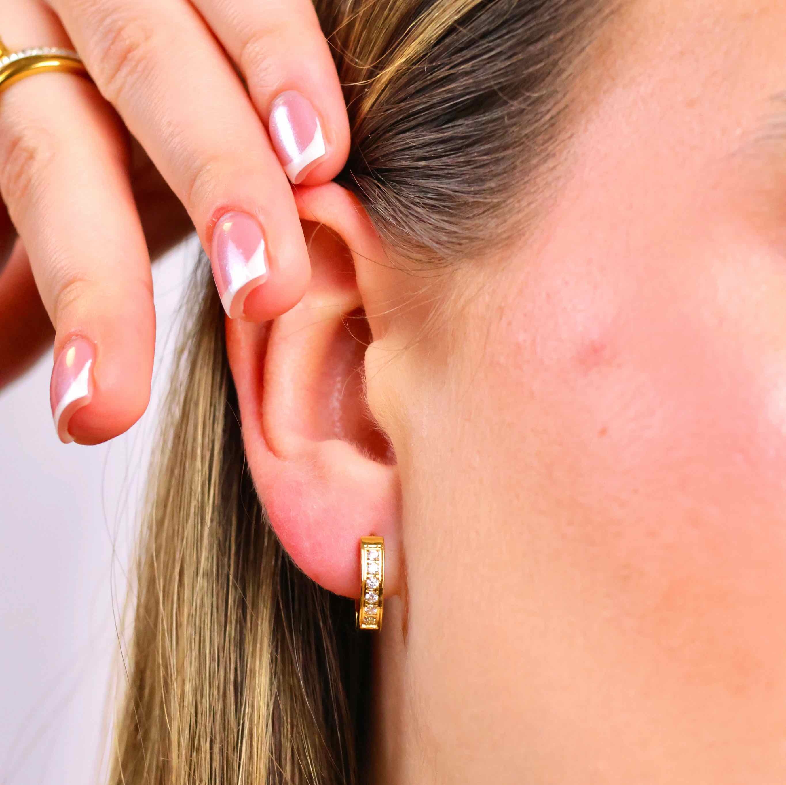 Kleine Daily Diamond Hoop Ohrringe aus 316L Edelstahl mit 18k Gold-Legierung und hochwertigen Zirconia Diamanten