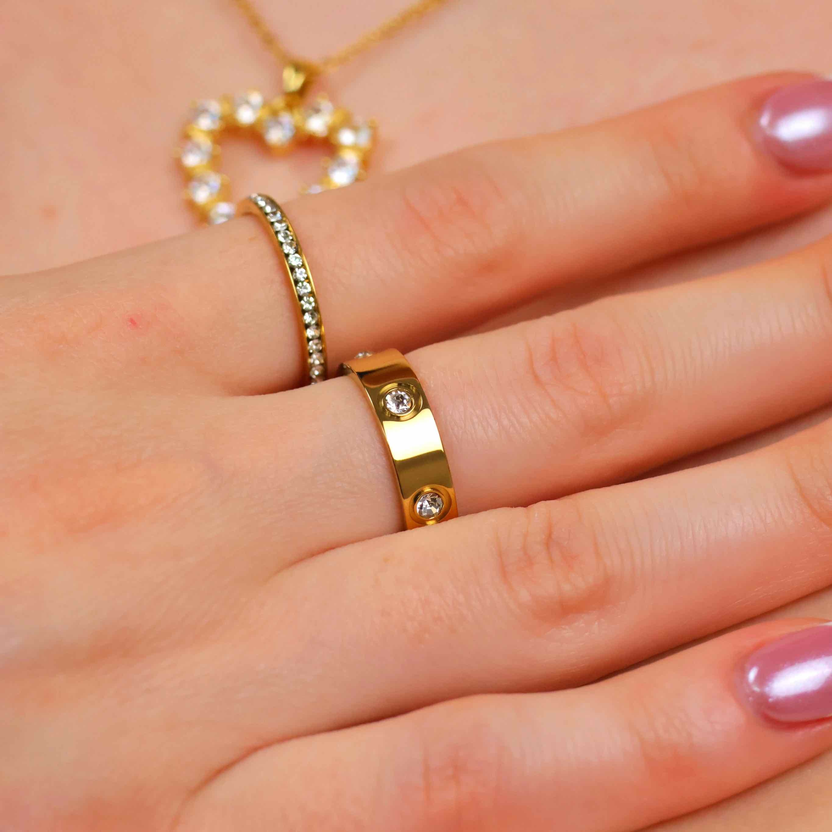 Petite Diamond Zirconia Ring aus 316L Edelstahl, mit 18k Gold-Veredlung und hochwertigen Zirkonia-Steinen