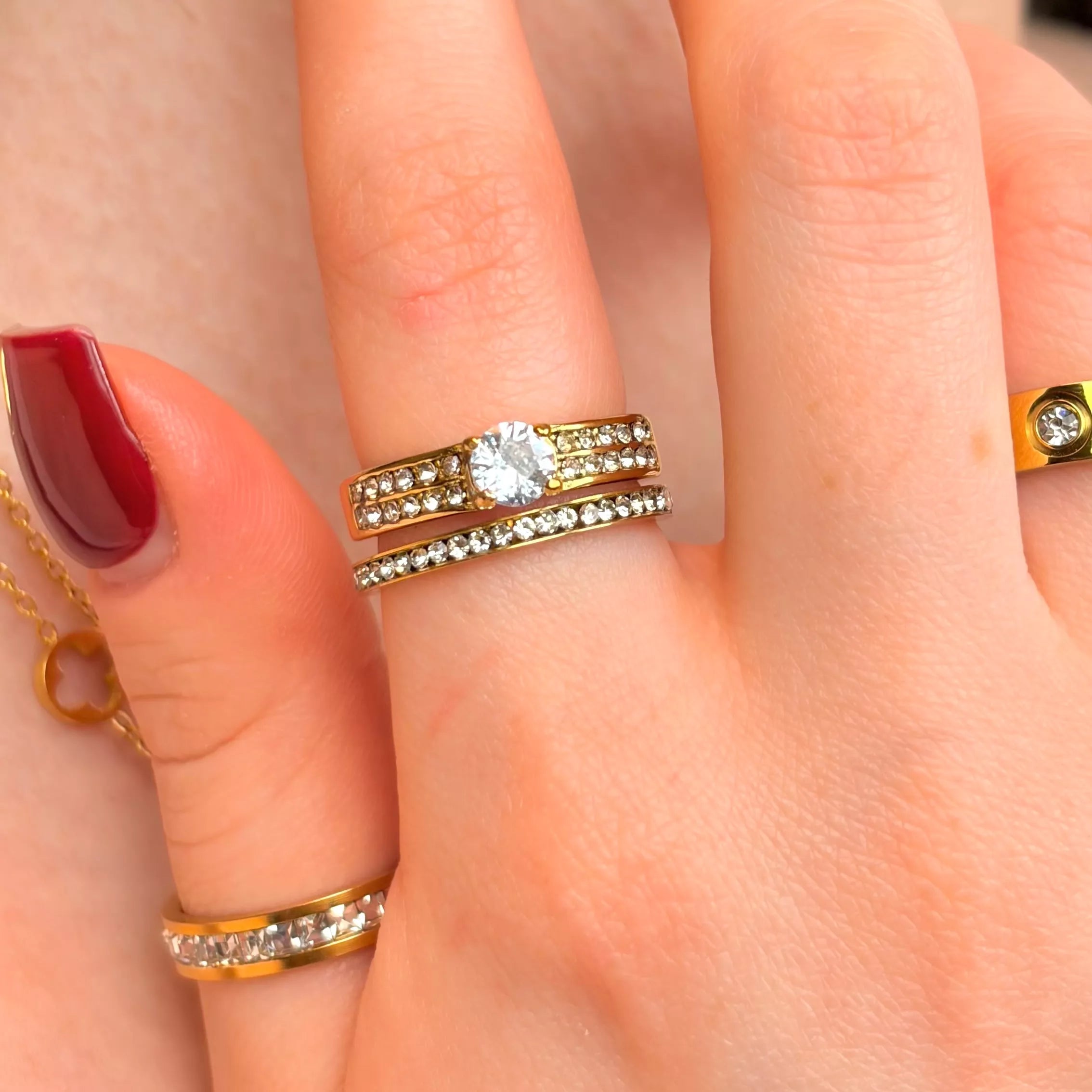 Auffälliger Statement Zirconia Ring aus robustem 316L Edelstahl mit funkelnden Zirconia-Steinen, glänzend veredelt mit 18k Gold-Legierung