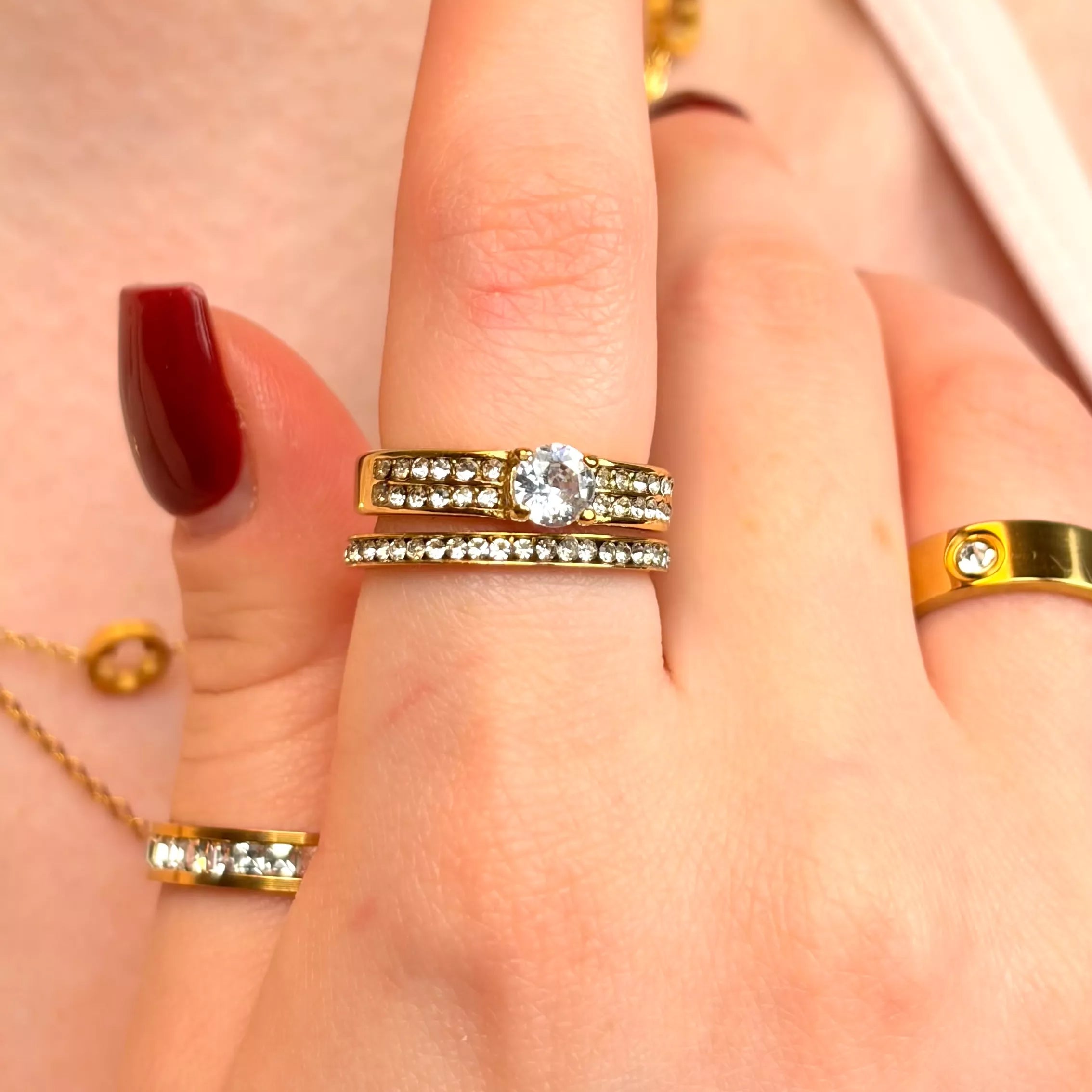 Statement Zirconia Ring aus hypoallergenem 316L Edelstahl, besetzt mit funkelnden Zirconia-Steinen und veredelt mit echter 18k Gold-Legierung