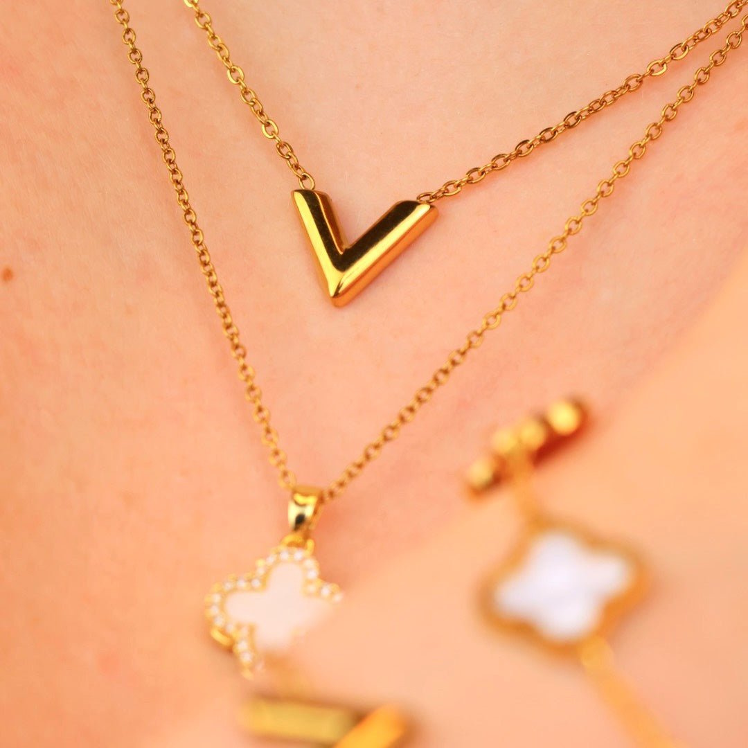 Hochwertige Valeria V Kette aus 316L Edelstahl mit 18k Gold-Veredlung