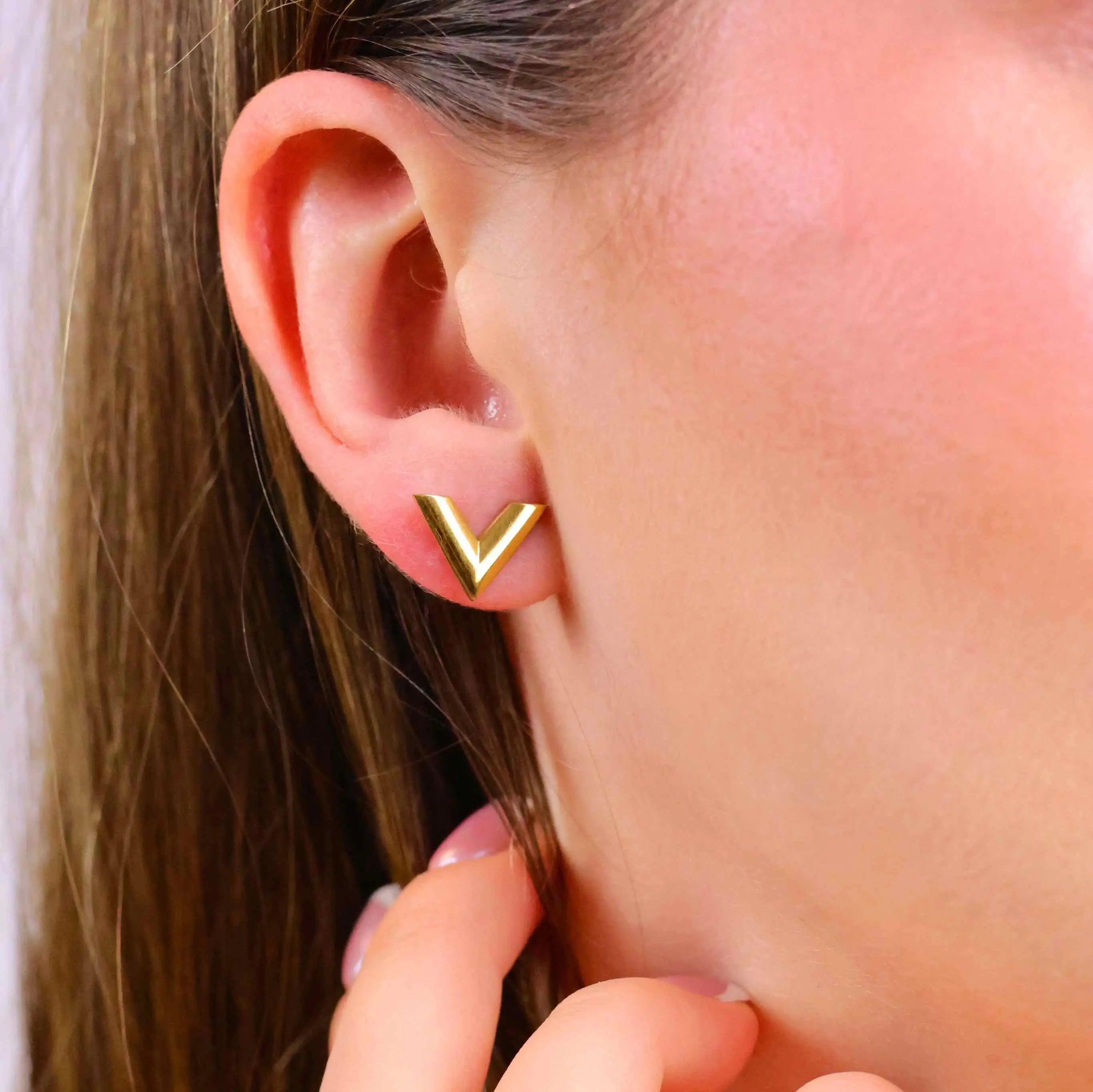 Hochwertige V Design Ohrstecker aus 316L Edelstahl mit 18k Gold-Legierung