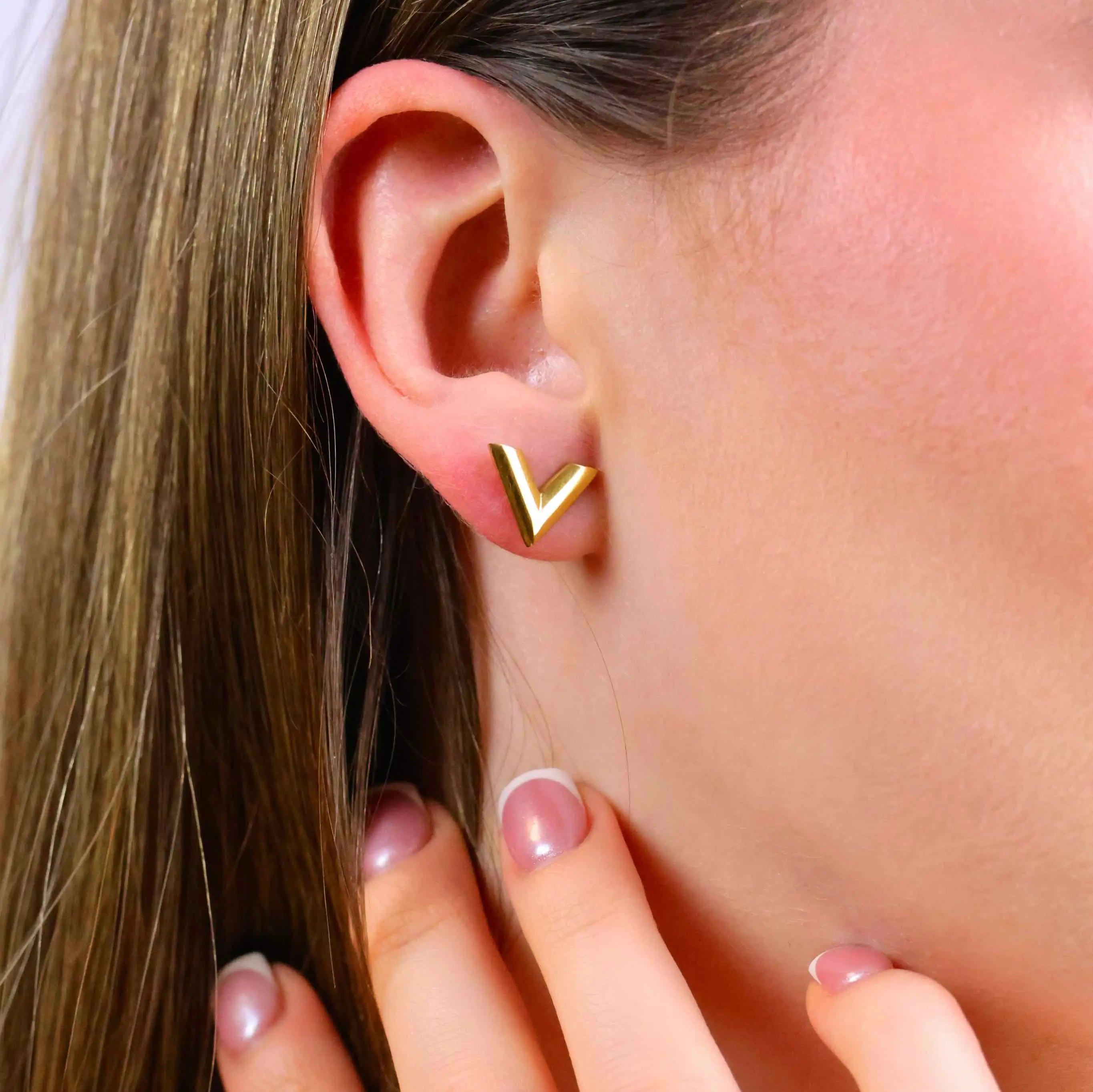 Hochwertige Designer V Ohrstecker aus 316L Edelstahl mit 18k Gold-Legierung