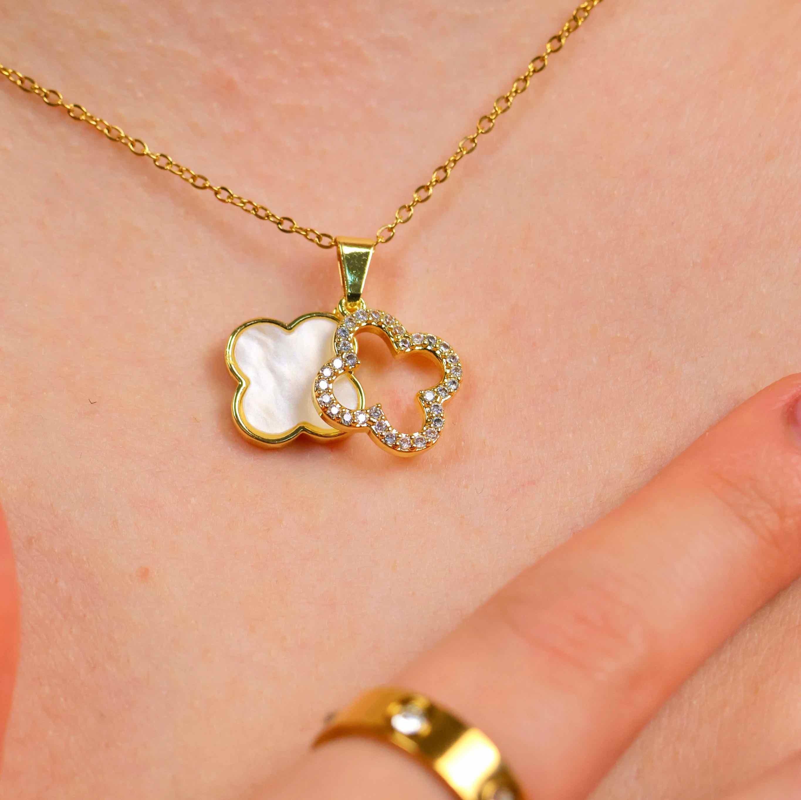 Weiße Deluxe Clover Kette aus 316L Edelstahl mit 18k Goldveredelung und hochwertige Zirkonia-Steinen