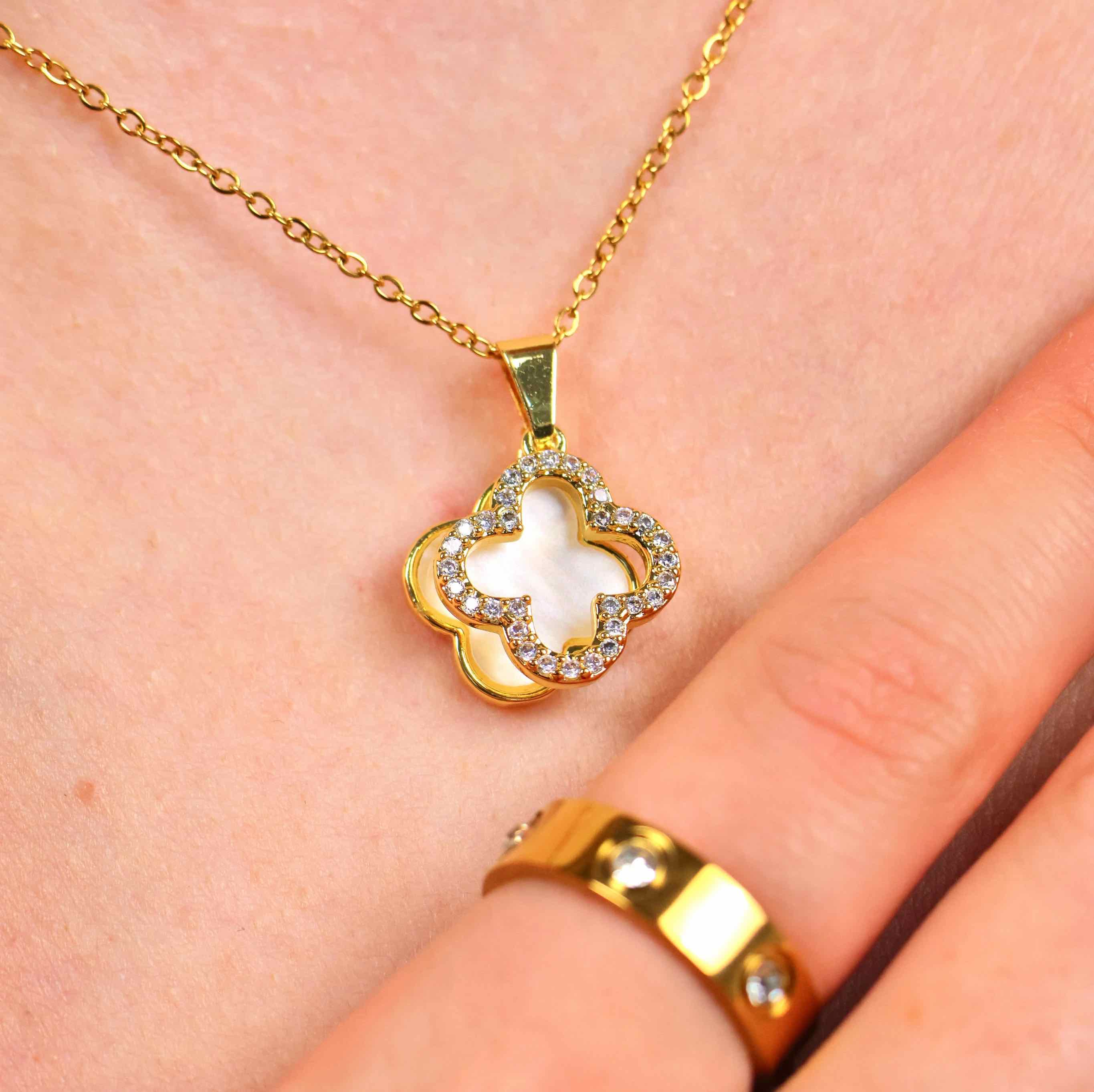 Nahaufnahme White Deluxe Diamond Clover Kette aus 316L Edelstahl mit 18k Gold-Legierung und hochwertigen Zirkonia Diamanten