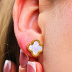 Weiße Clover Ohrstecker mit Perlmutt Inlay aus 316L Edelstahl mit 18k Gold-Legierung