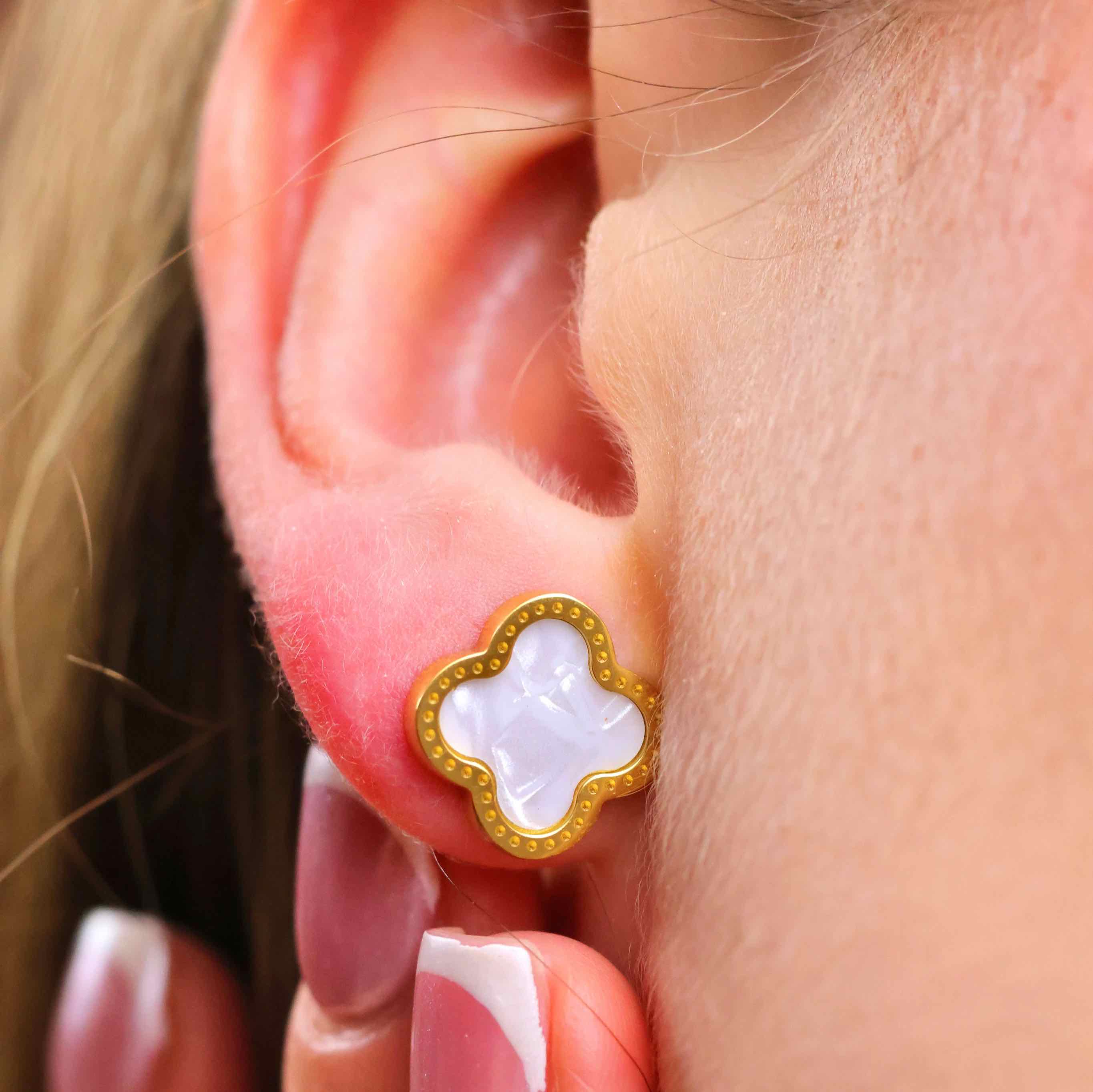 Weiße Clover Ohrstecker mit Perlmutt Inlay aus 316L Edelstahl mit 18k Gold-Legierung