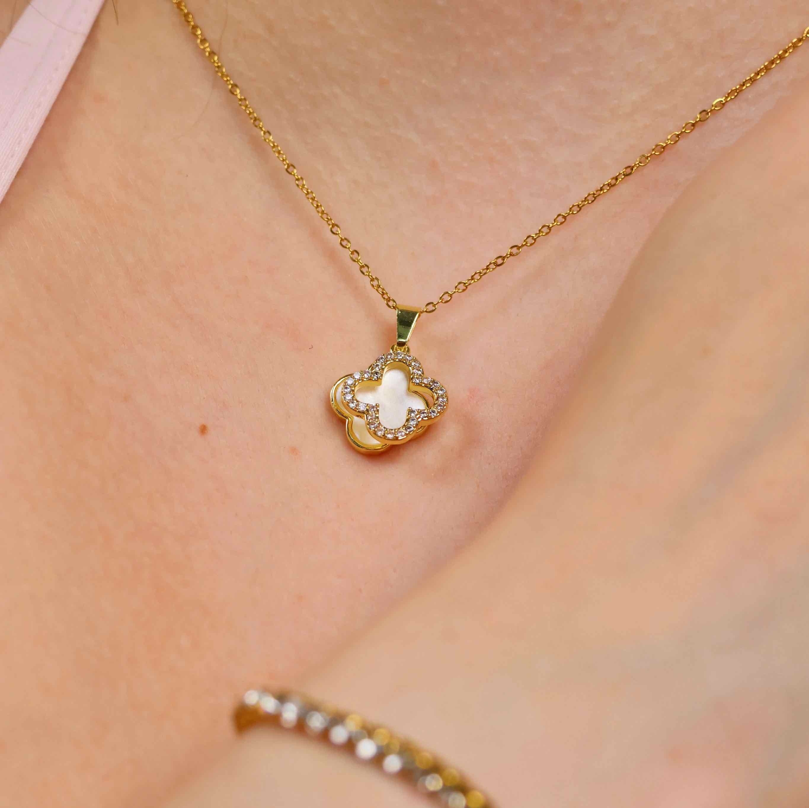 White Deluxe Clover Kette aus 316L Edelstahl mit 18k Echtgold-Legierung und hochwertigen Zirkonia Diamanten