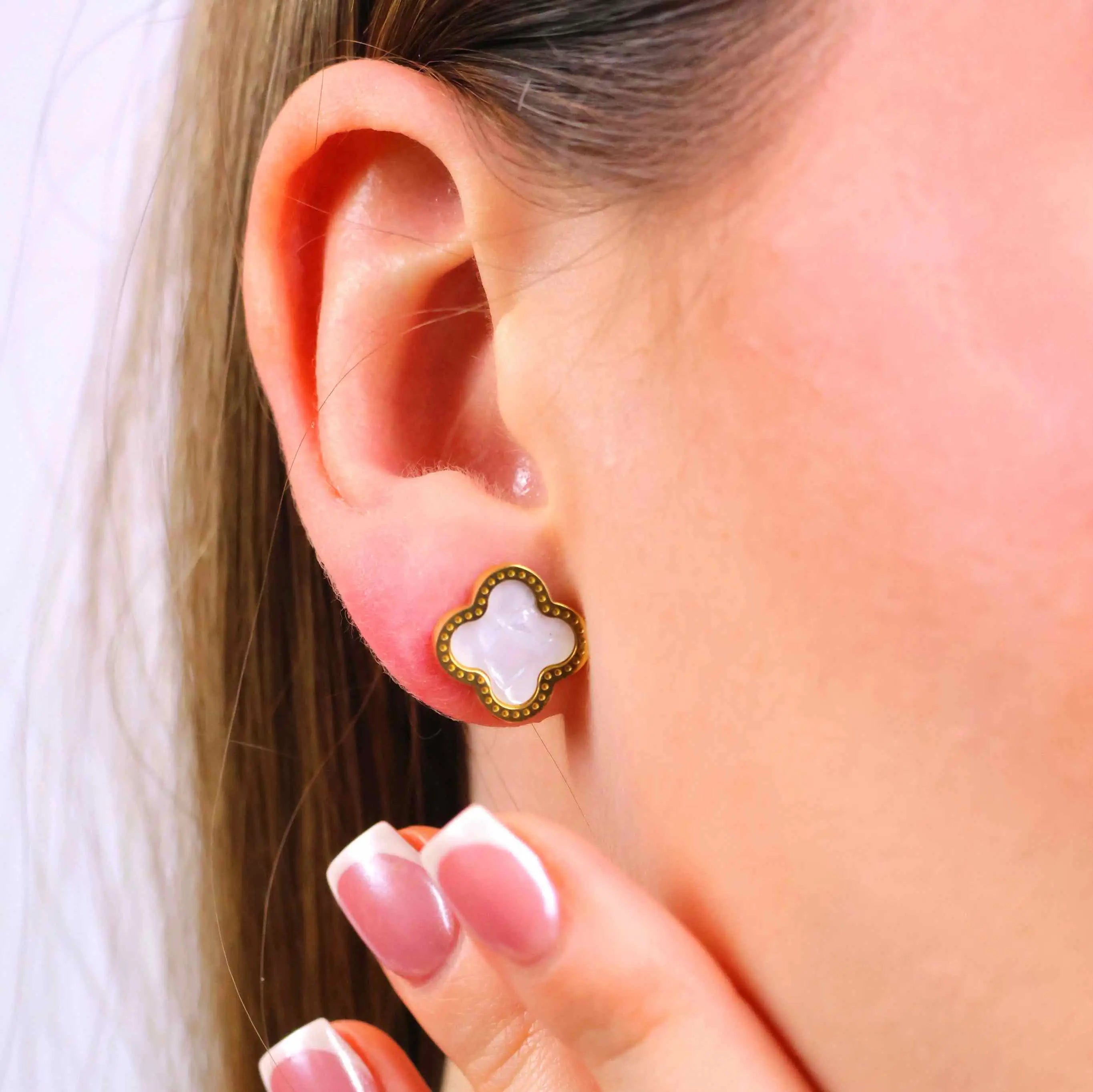 Perlmutt White Clover Ohrstecker aus 316L Edelstahl mit 18k Gold-Legierung
