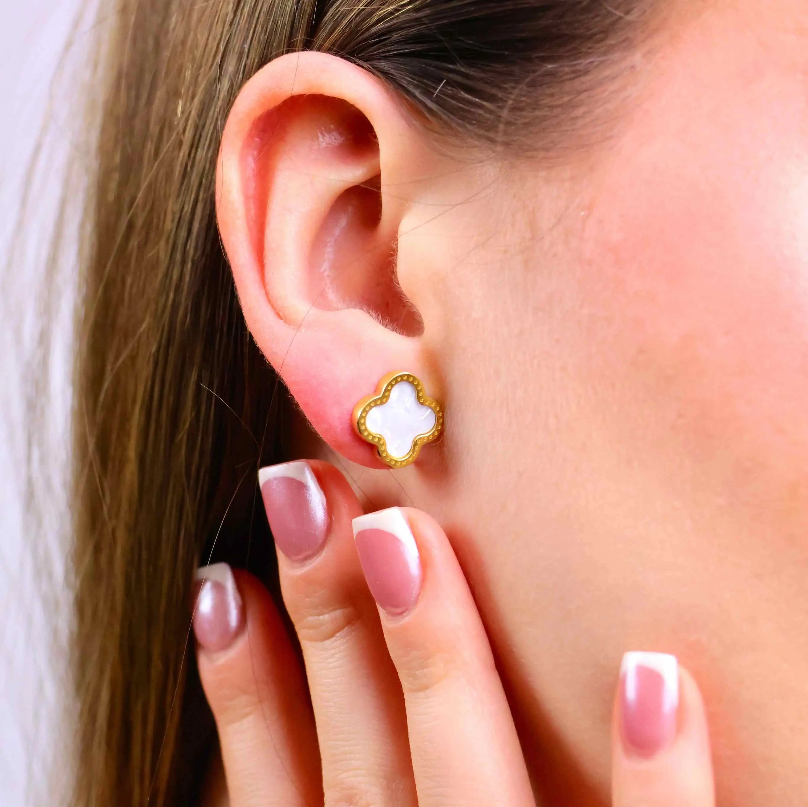 Weiße Kleeblatt Ohrstecker aus 316L Edelstahl mit 18k Gold-Legierung